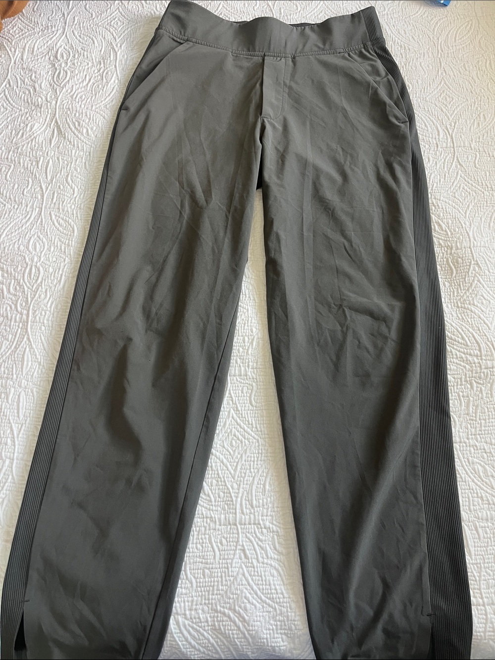 Women’s Athleta 2 petite Olive Green jogger ankle length